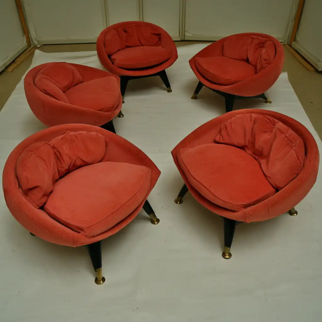 Poltrona dal profilo contemporaneo, rosso, per la casa